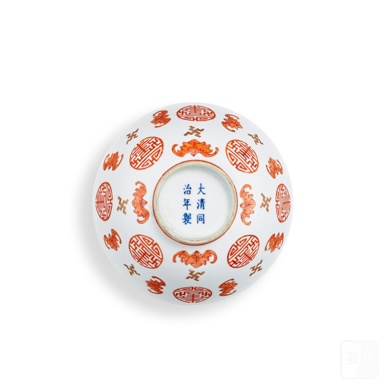 An iron-red and gilt-decorated 'bat and longevity' bowl, Mark and period of Tongzhi | 清同治 礬紅彩描金福壽紋盌 《大清同治年製》款 - 图3